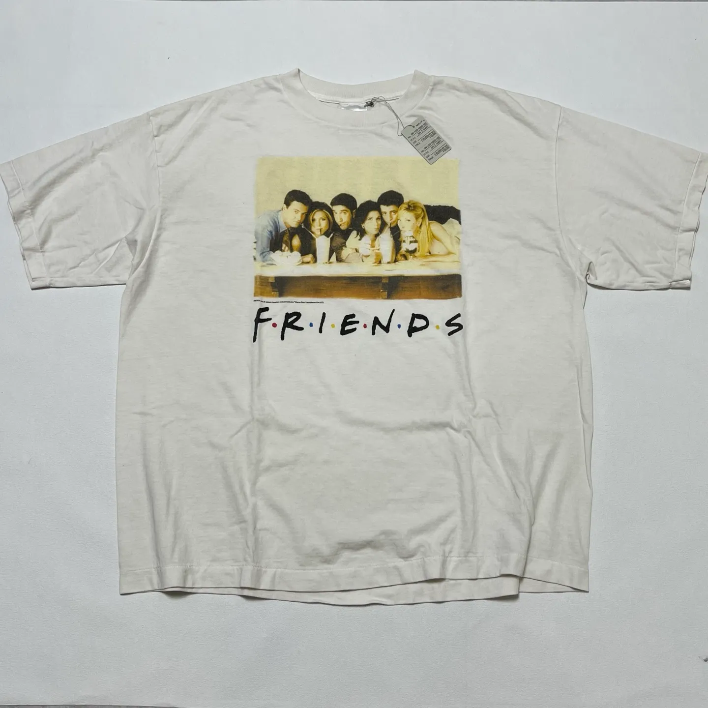SAINT Mxxxxxx × FRIENDS FRD_SS TEE/FRIENDS/WHT American TV series Friends co-branded short-sleeves White stills TEE Beige S-XL Ready-made garments washed and distressed The top domestic printing factory God restored the correct accessories Friends co-branded wash mark Top purchasing level